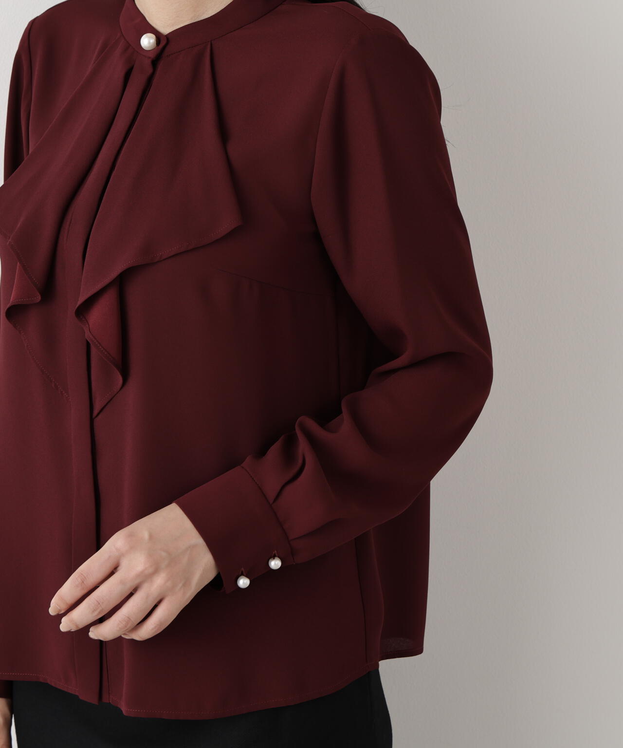 フロントラッフルパール釦ブラウス