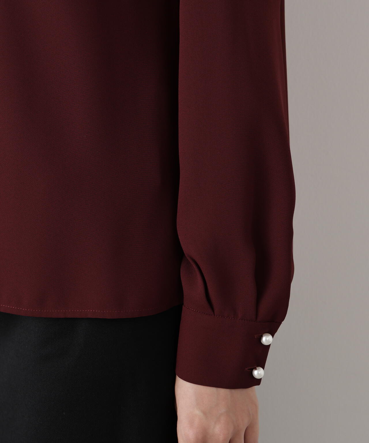 フロントラッフルパール釦ブラウス