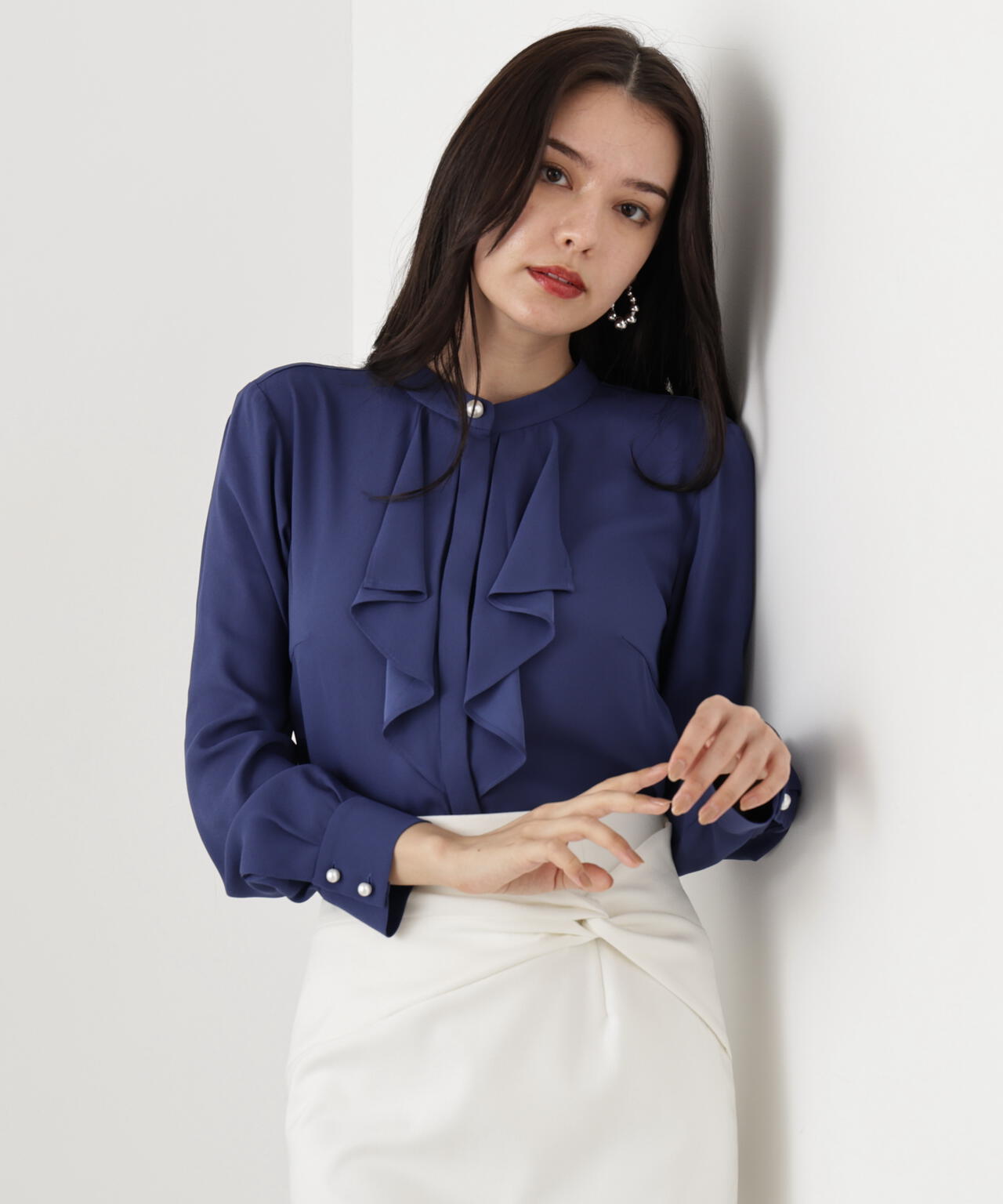 フロントラッフルパール釦ブラウス