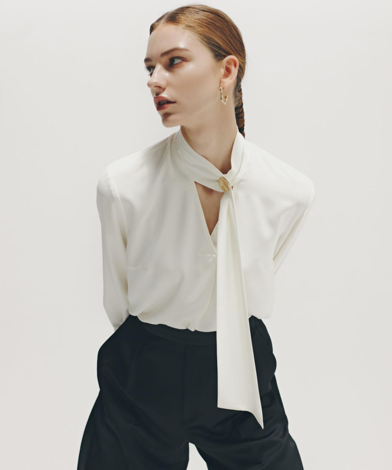 メタル釦ボウタイブラウス