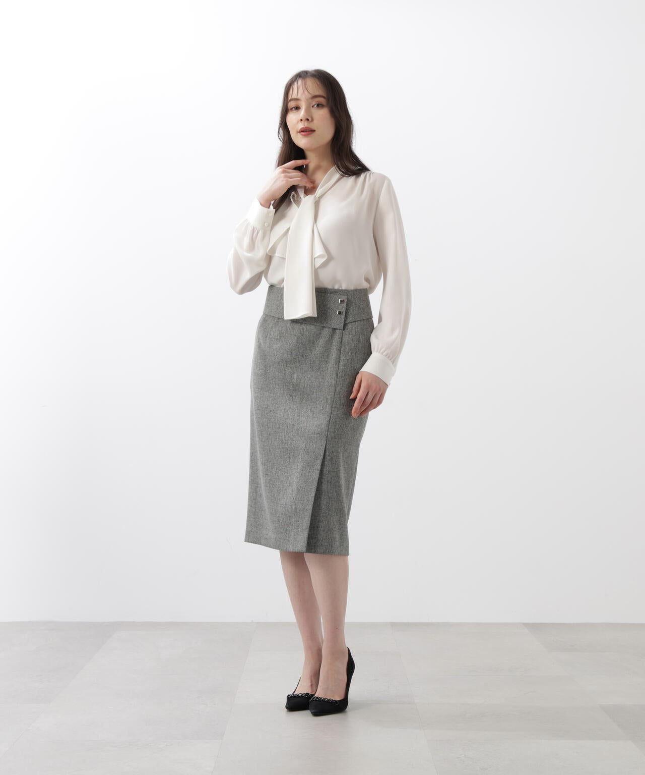 ［WEB/店舗限定カラー］ラッフルアクセントボウタイブラウス