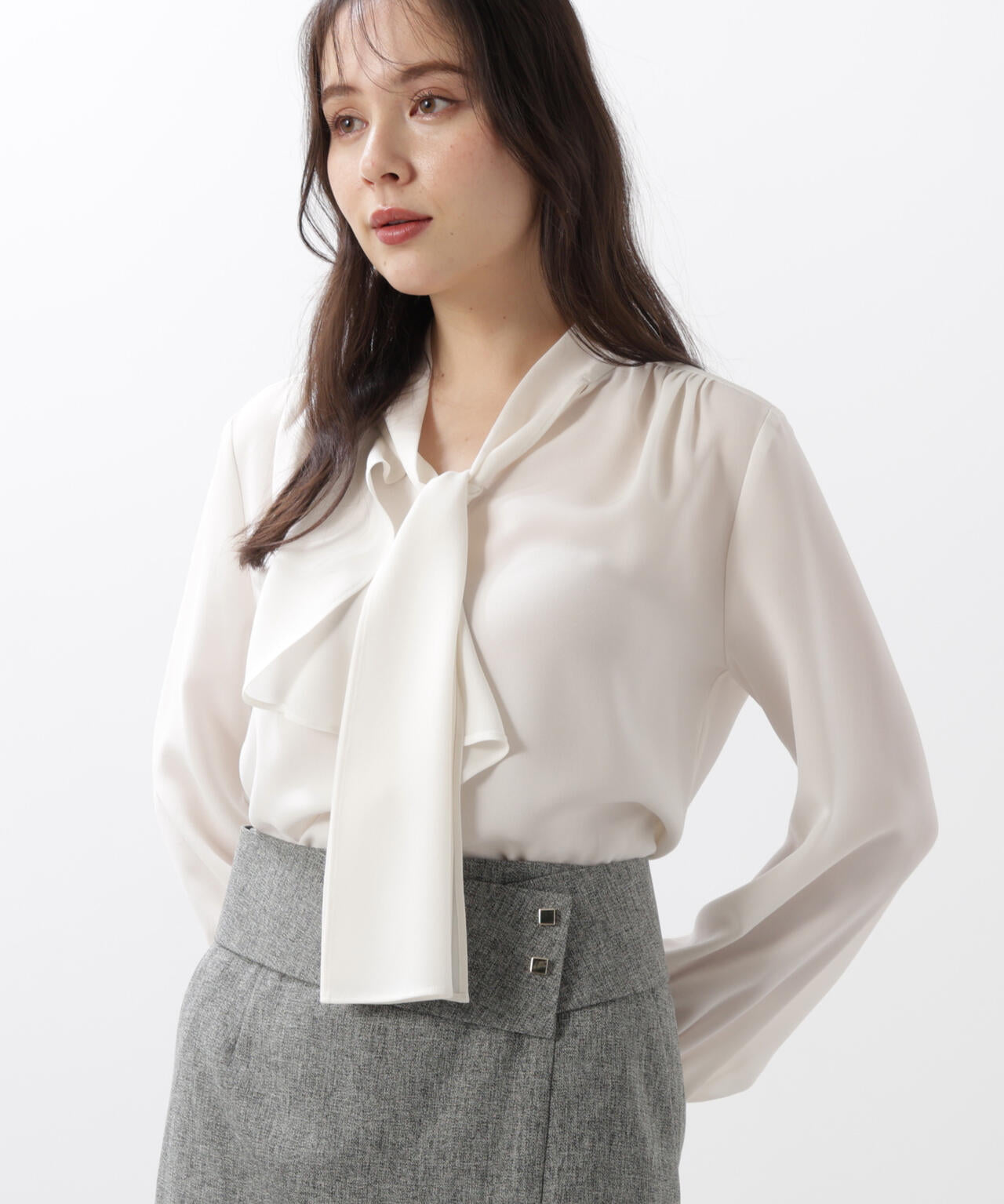 ［WEB/店舗限定カラー］ラッフルアクセントボウタイブラウス