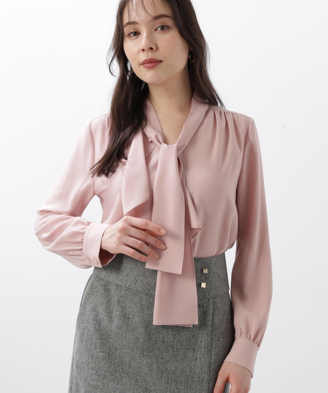 ［WEB/店舗限定カラー］ラッフルアクセントボウタイブラウス