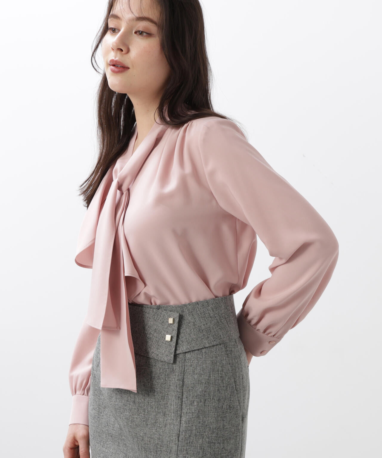 ［WEB/店舗限定カラー］ラッフルアクセントボウタイブラウス