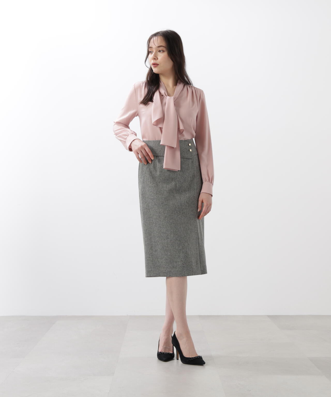 ［WEB/店舗限定カラー］ラッフルアクセントボウタイブラウス