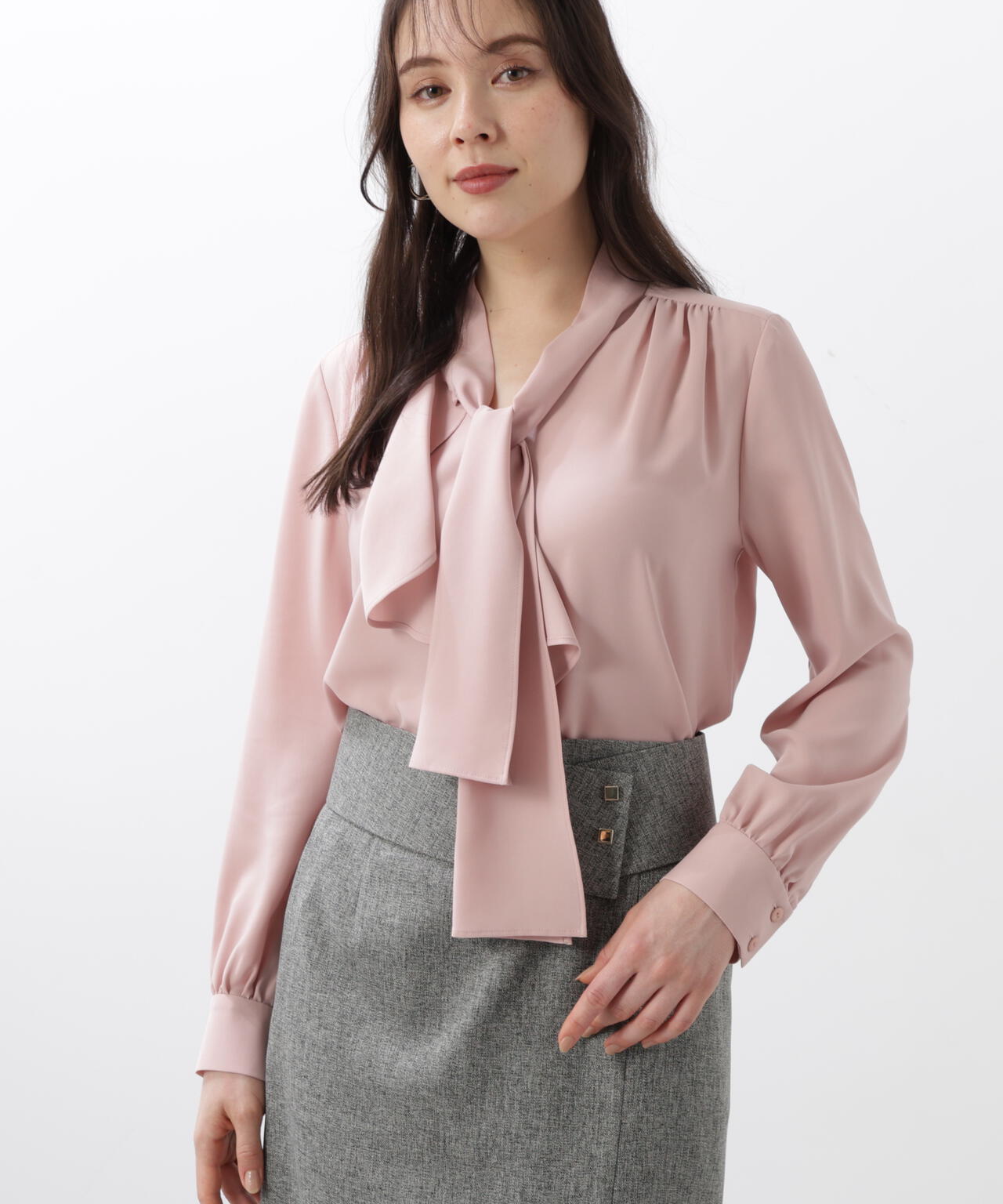 ［WEB/店舗限定カラー］ラッフルアクセントボウタイブラウス