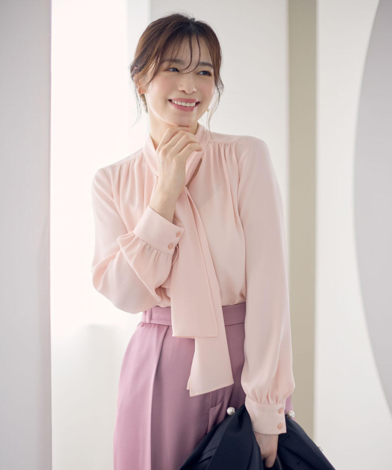 WEB/店舗限定カラー］ラッフルアクセントボウタイブラウス