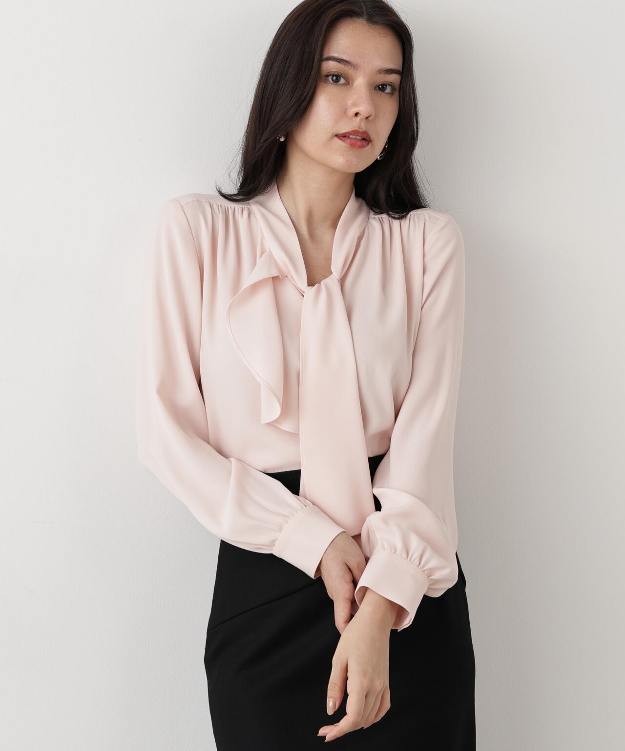 WEB/店舗限定カラー］ラッフルアクセントボウタイブラウス