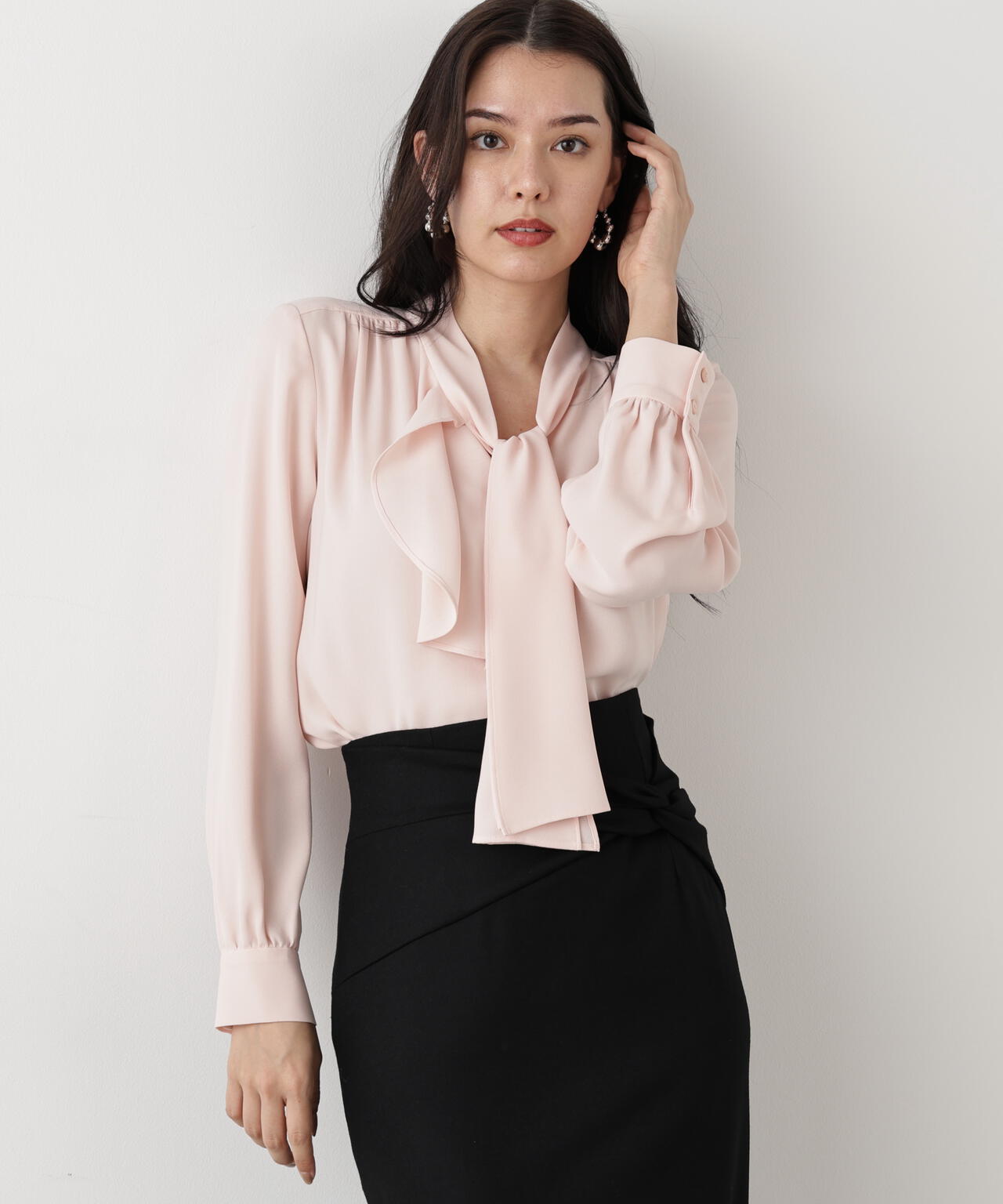 WEB/店舗限定カラー］ラッフルアクセントボウタイブラウス