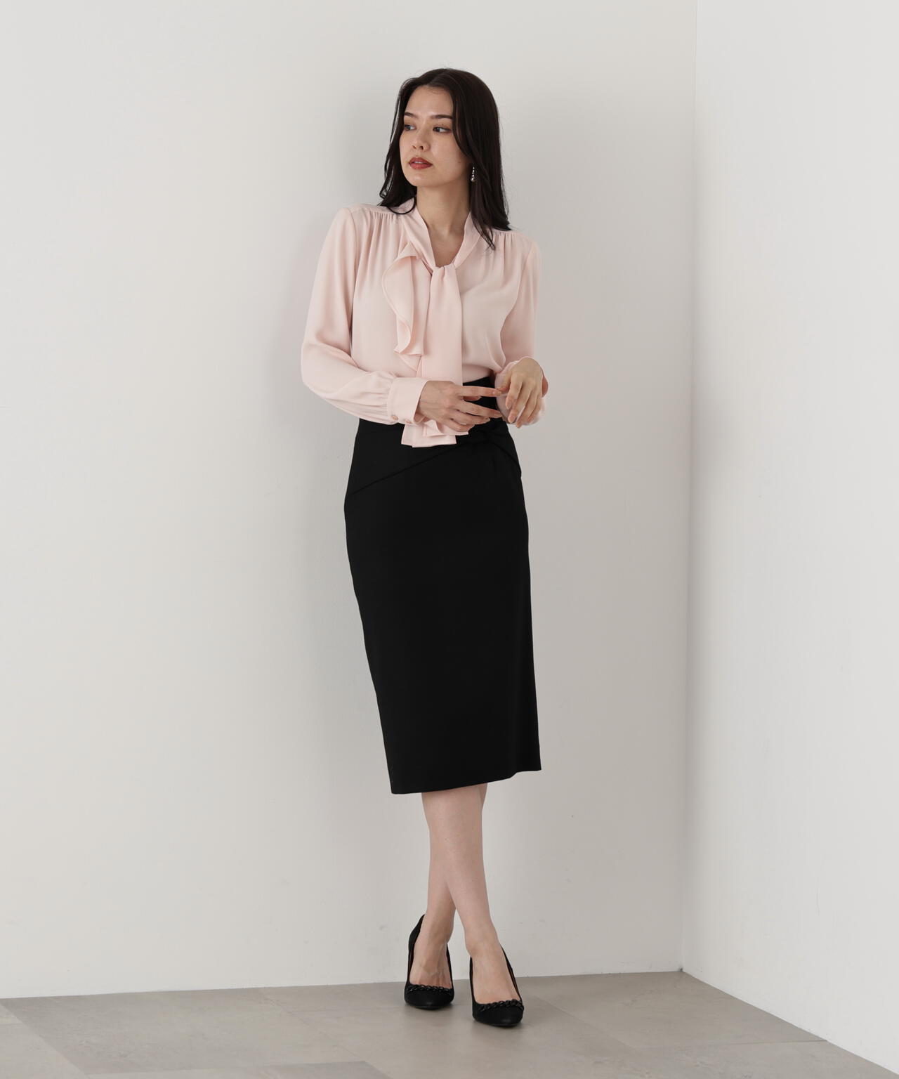 ［WEB/店舗限定カラー］ラッフルアクセントボウタイブラウス