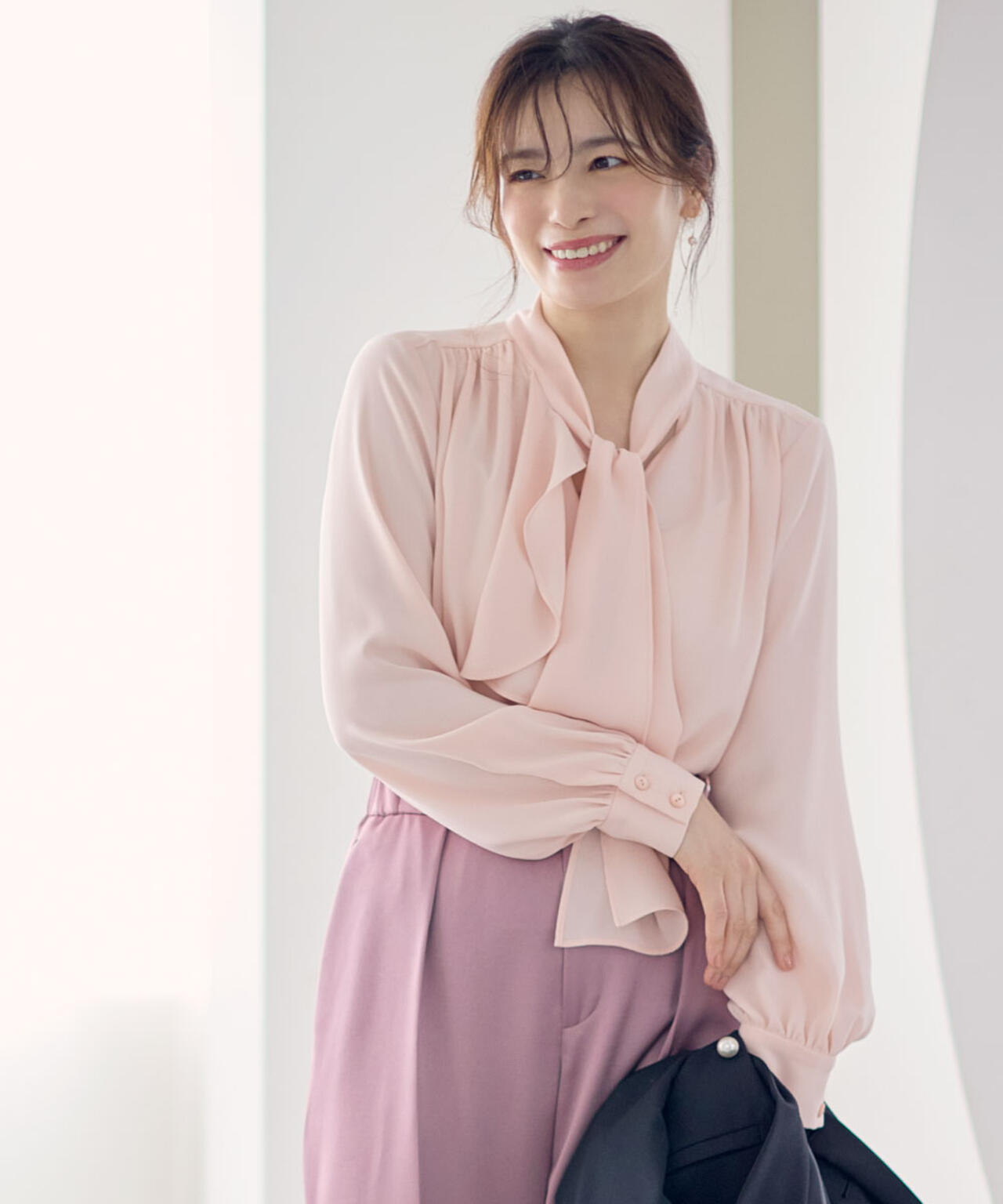 ［WEB/店舗限定カラー］ラッフルアクセントボウタイブラウス