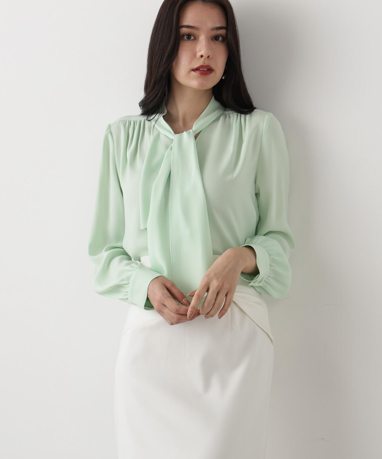 ［WEB/店舗限定カラー］ラッフルアクセントボウタイブラウス