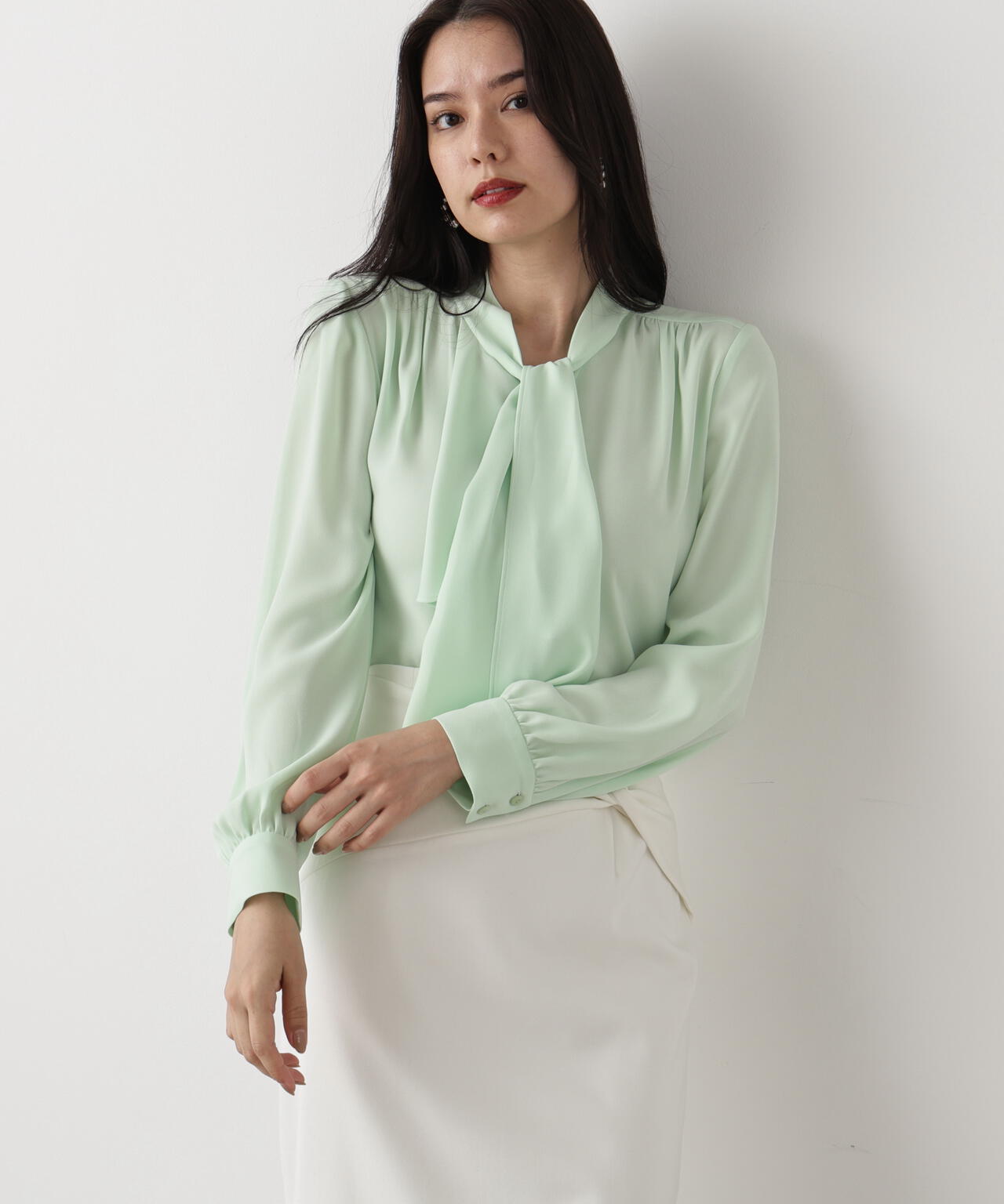 ［WEB/店舗限定カラー］ラッフルアクセントボウタイブラウス