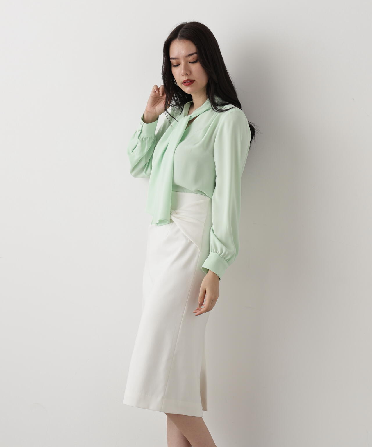 ［WEB/店舗限定カラー］ラッフルアクセントボウタイブラウス