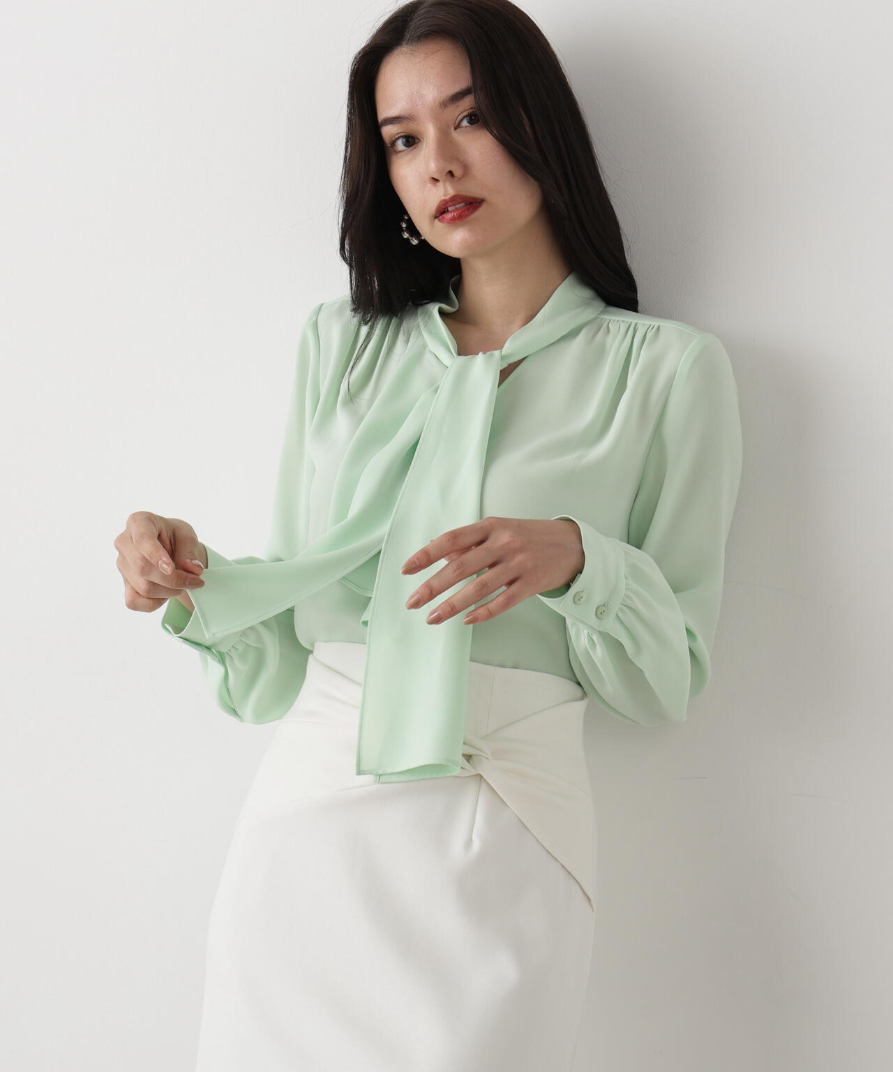 ［WEB/店舗限定カラー］ラッフルアクセントボウタイブラウス