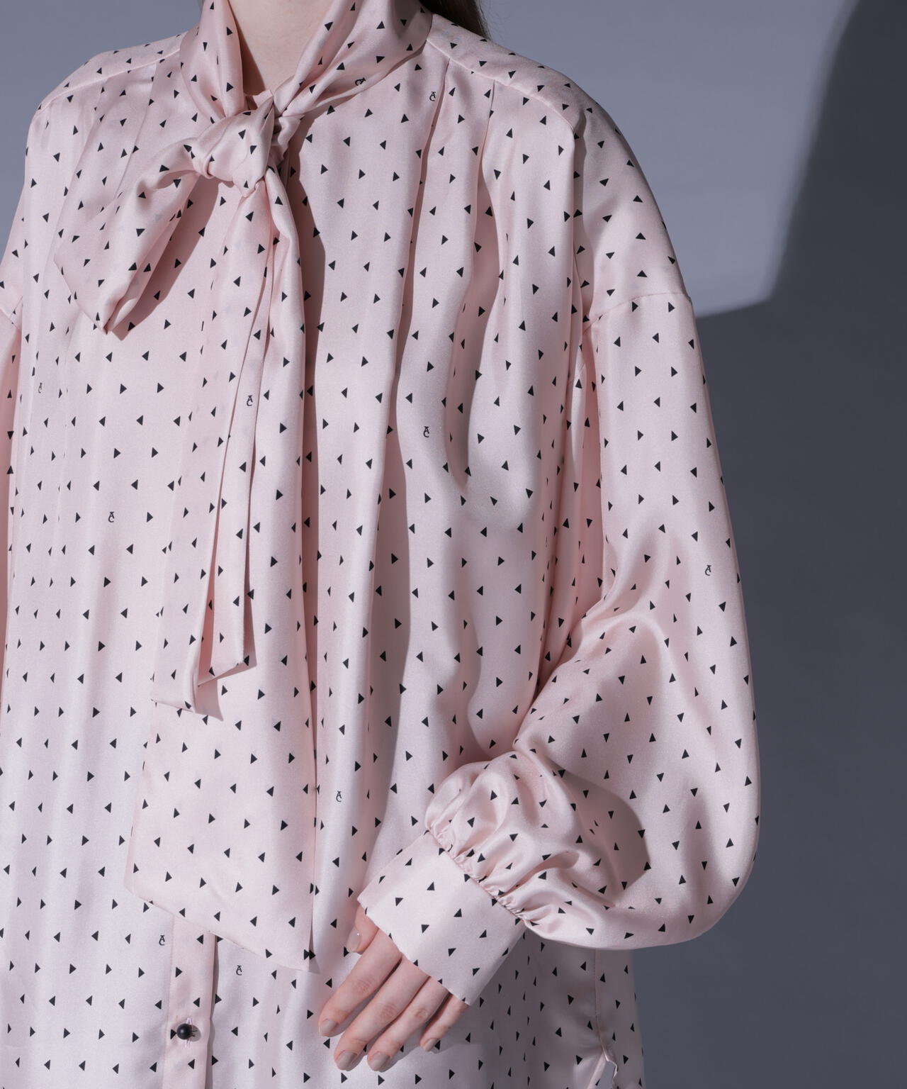 トライアングルプリントブラウス_