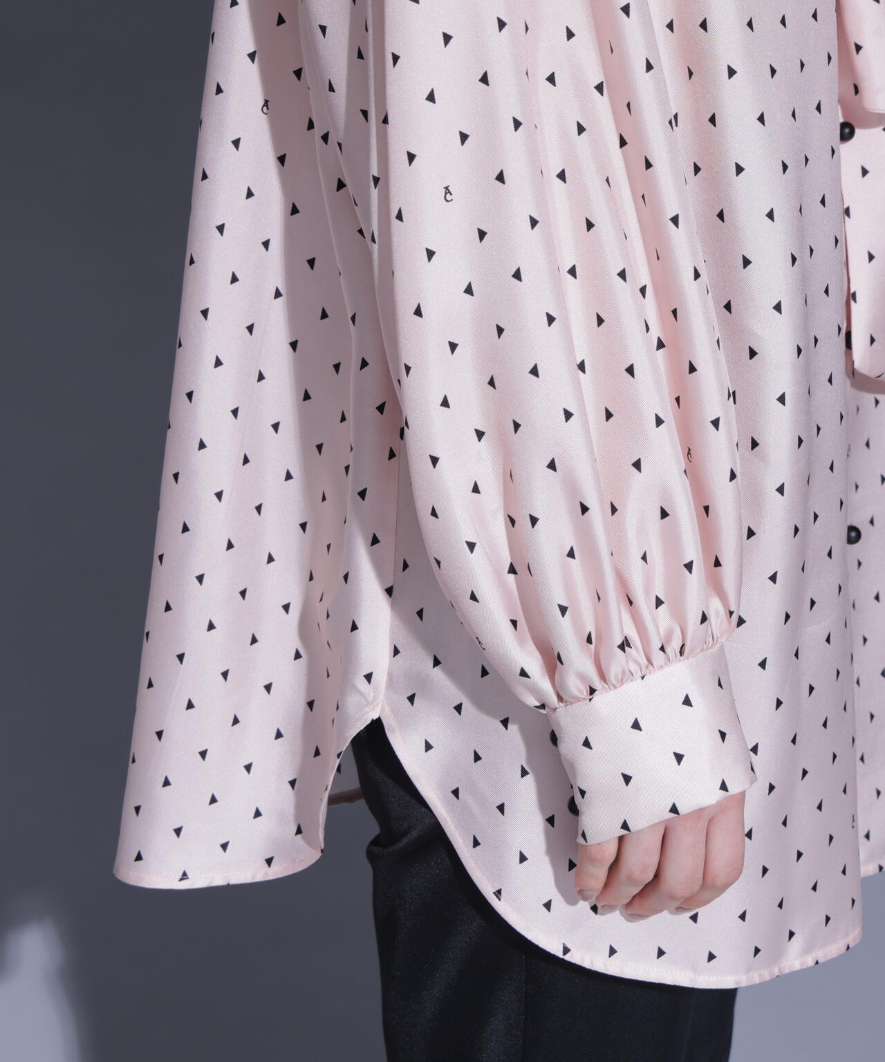 トライアングルプリントブラウス_
