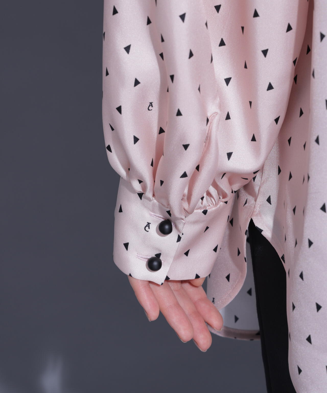 トライアングルプリントブラウス_