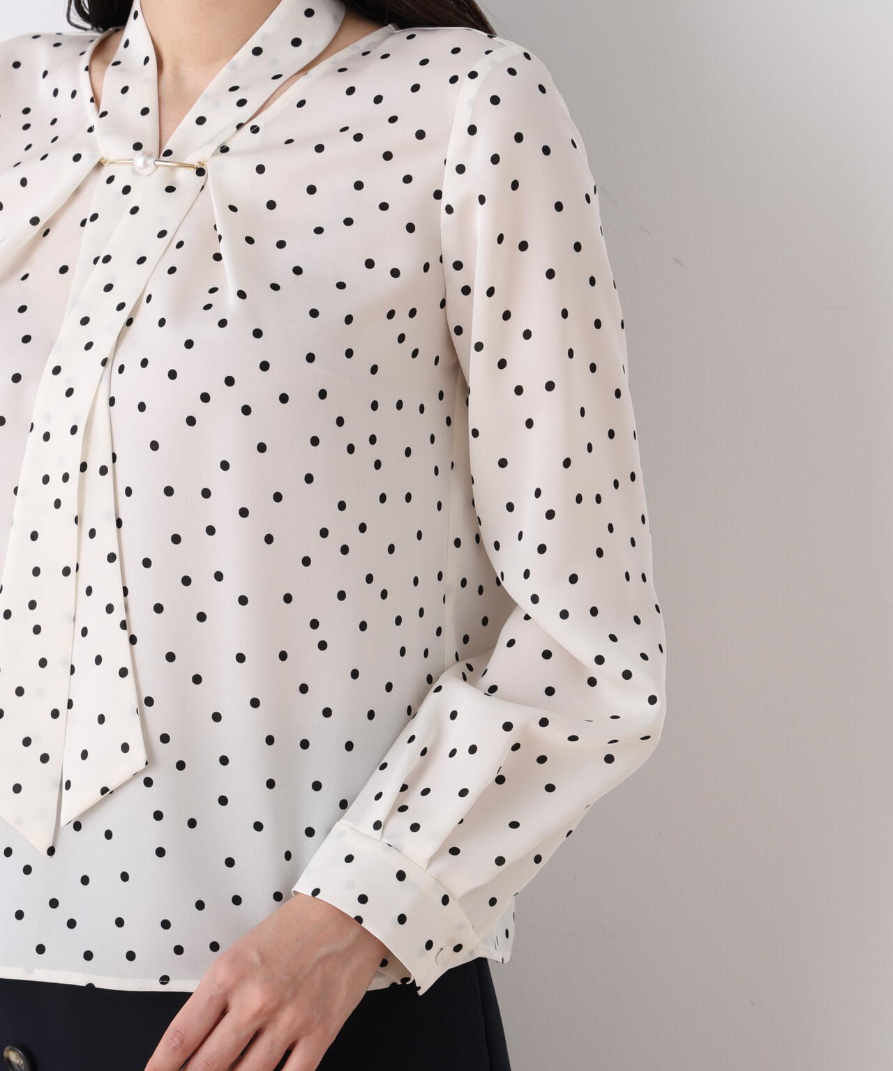 【新品】ピンキーアンドダイアン◆ブローチ付きボウタイブラウス ホワイト 38 セール】 ◇ブローチ付きボウタイブラウス （シャツ・ブラウス