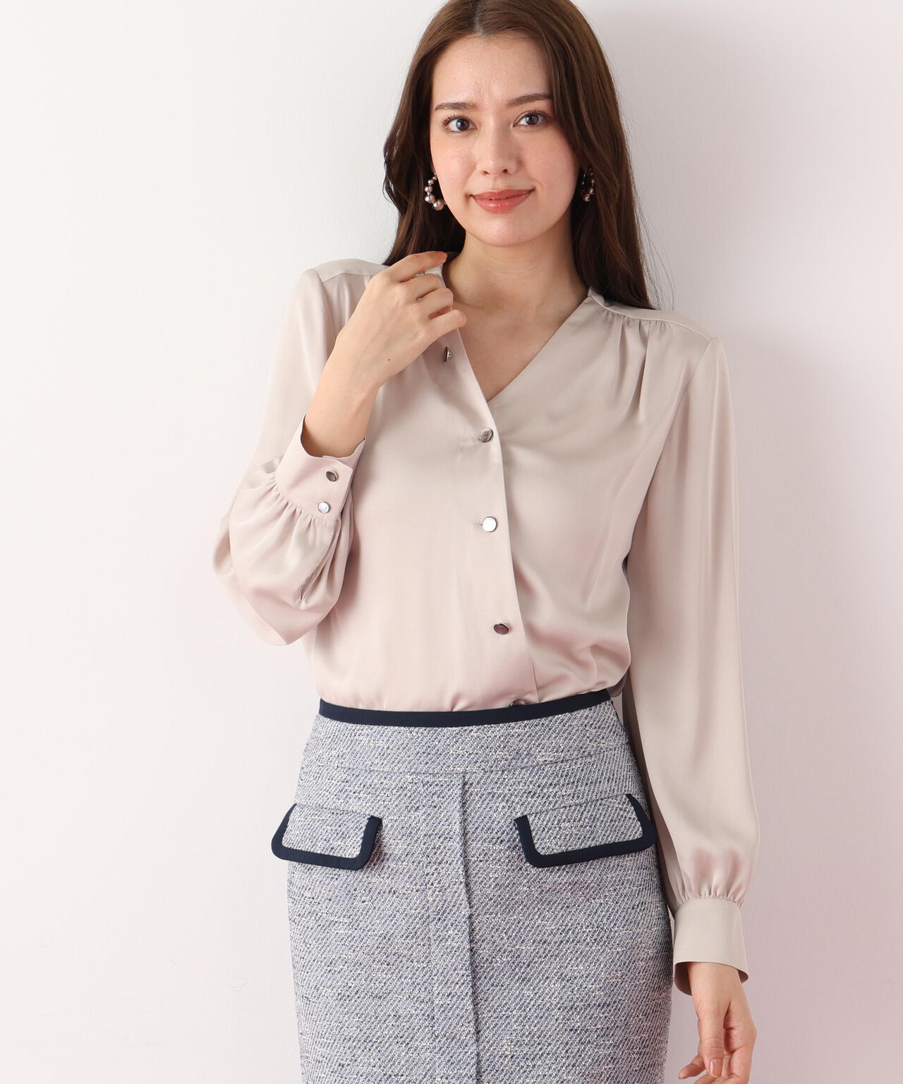 Ｖネックボタンブラウス