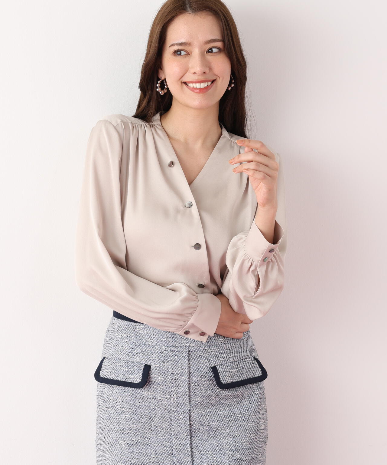 Ｖネックボタンブラウス