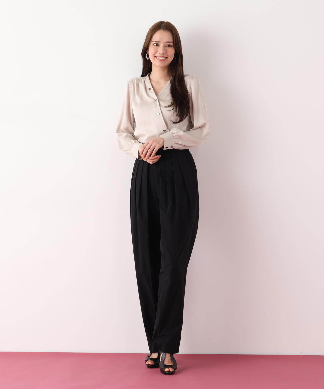 Ｖネックボタンブラウス