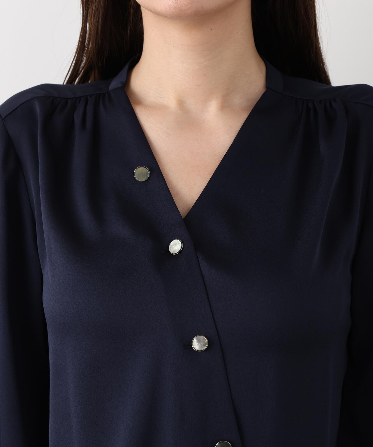 Ｖネックボタンブラウス