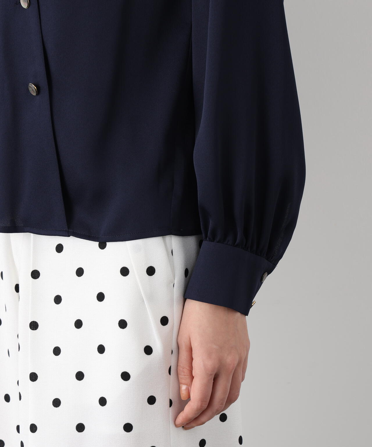 Ｖネックボタンブラウス