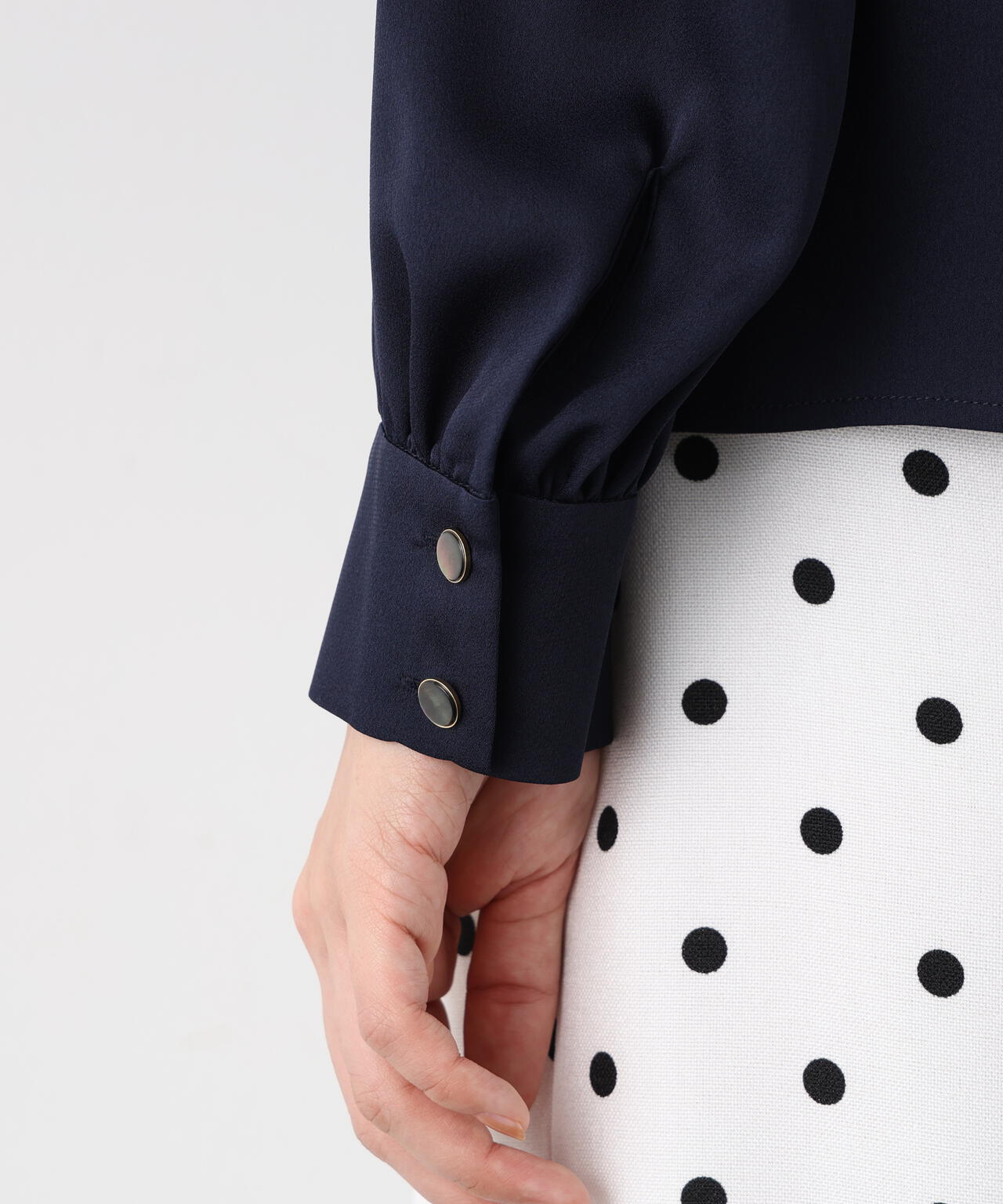 Ｖネックボタンブラウス