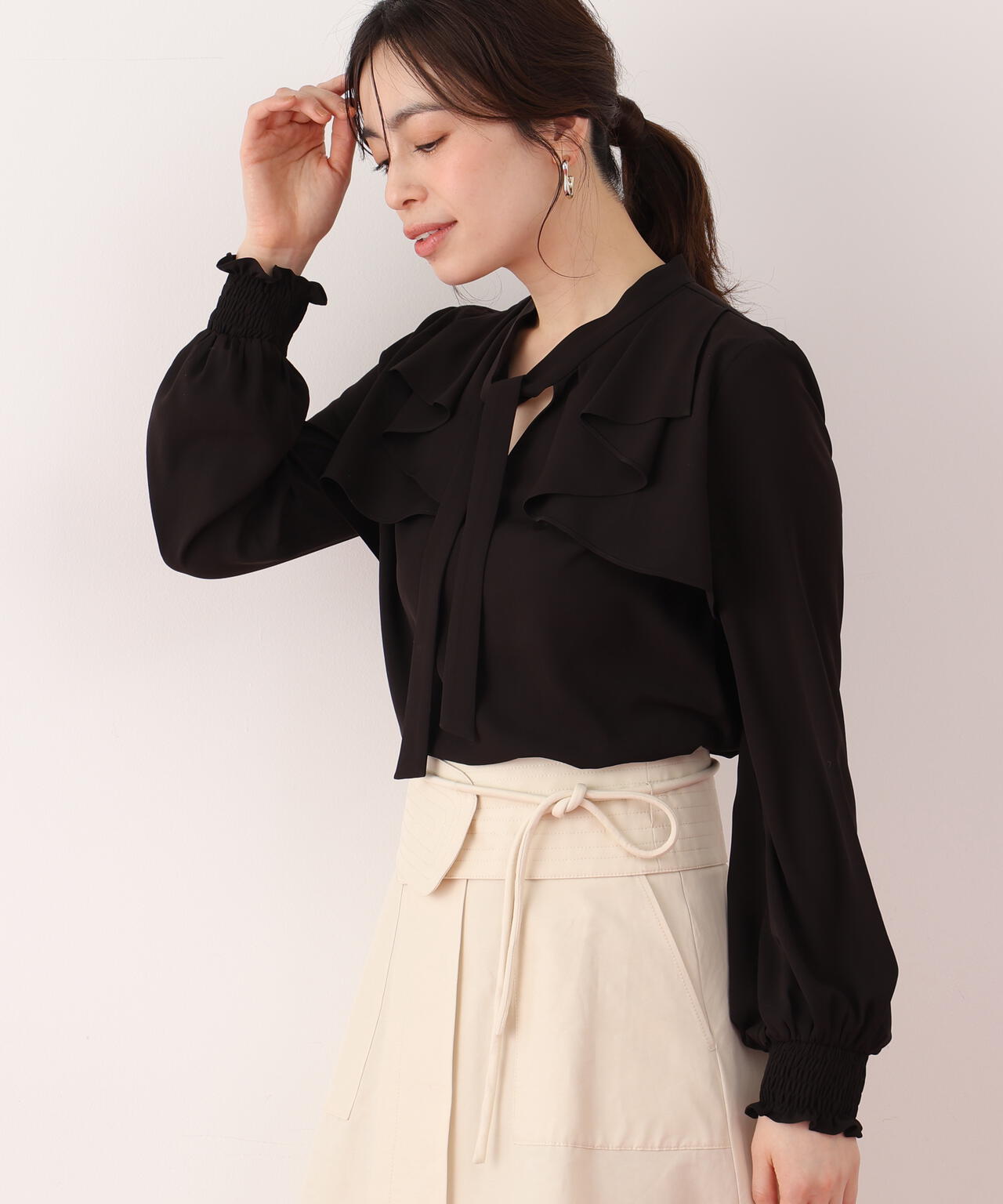 ラッフルボウタイブラウス