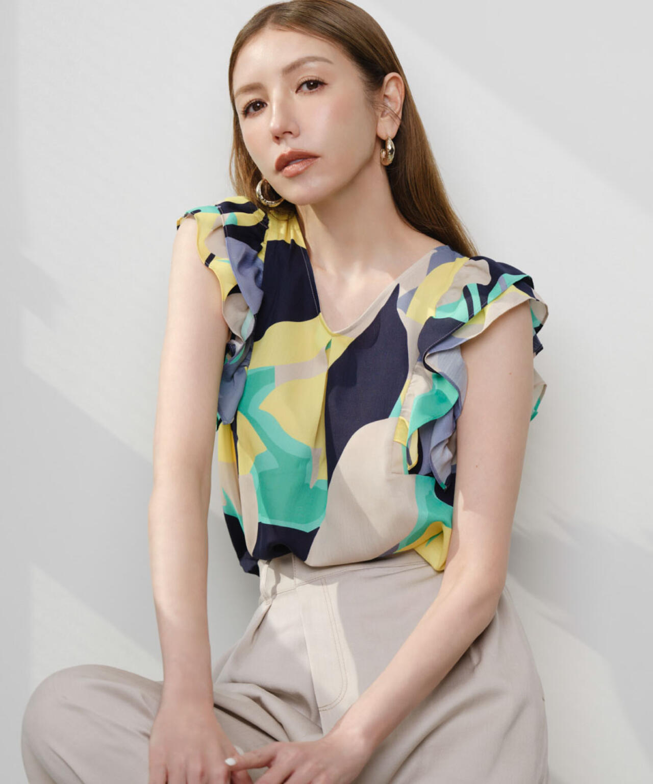 美品✨ピンキーアンドダイアン チェーンベルトプリントVネックブラウス スカーフ柄 美香さん着用］シェードリーフプリントVネックブラウス