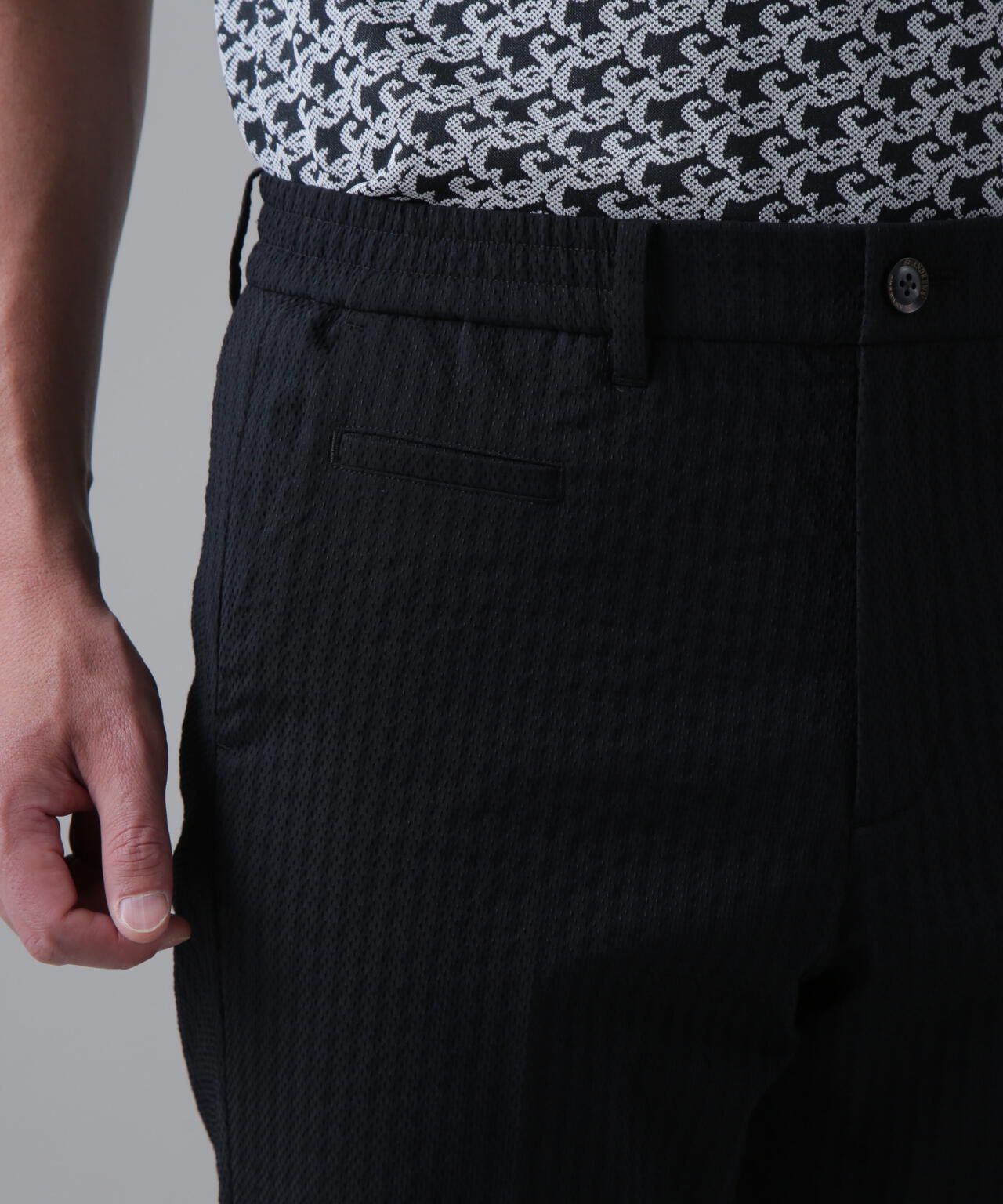 ドットストライプジャカード レギュラーテーパードパンツ (MENS)