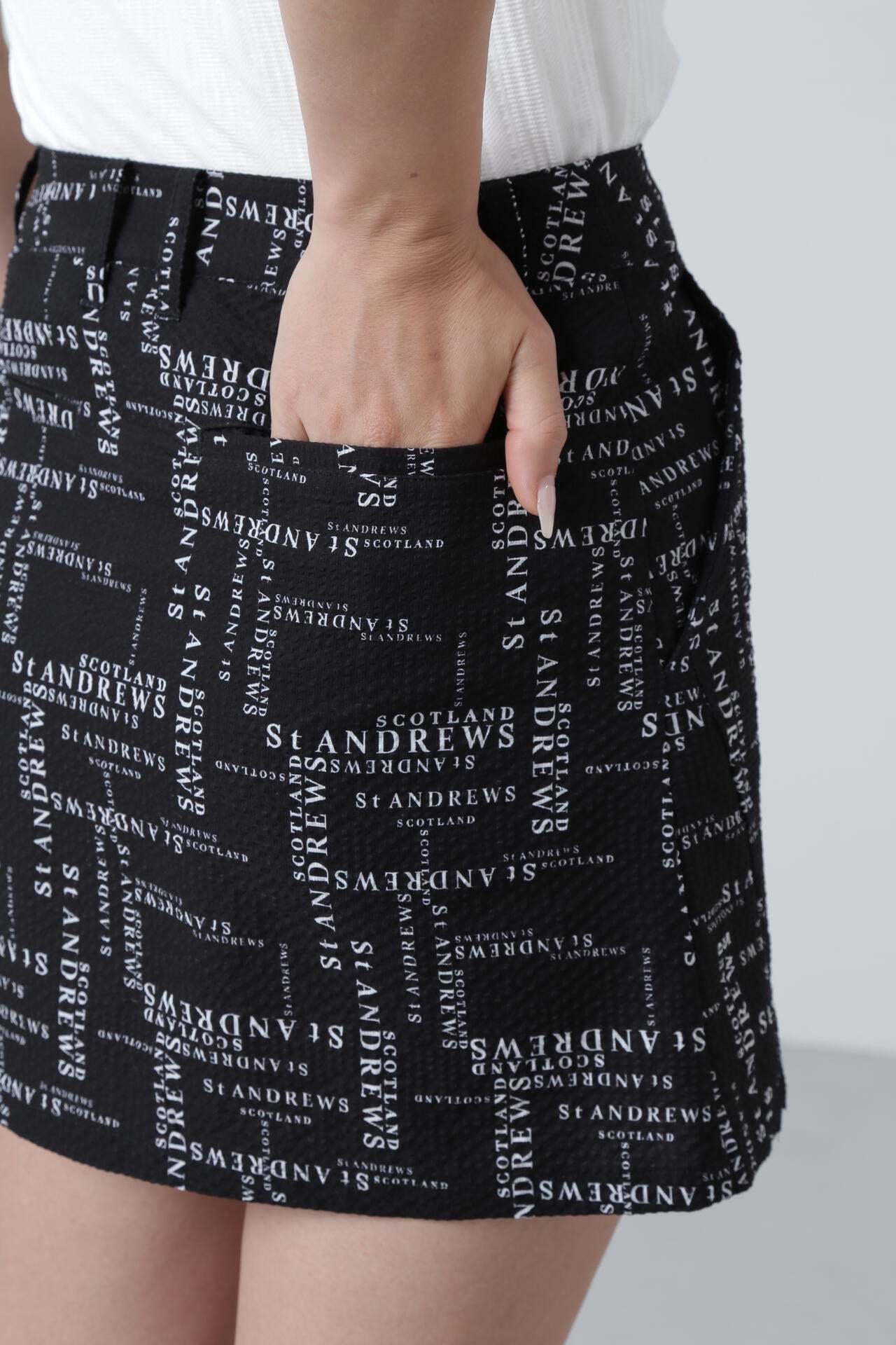 ランダムロゴプリントスカート (WOMENS)