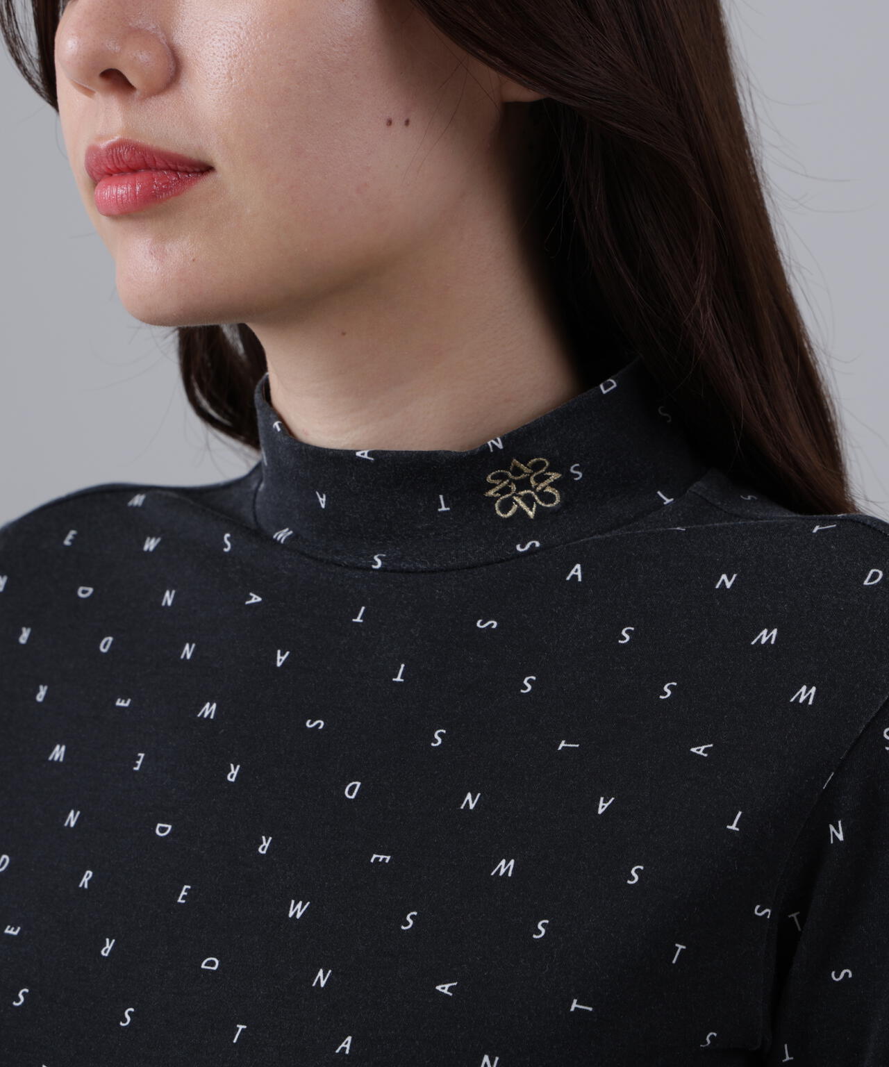 ソリストヒートミニロゴプリント長袖ハイネックカットソー (WOMENS)