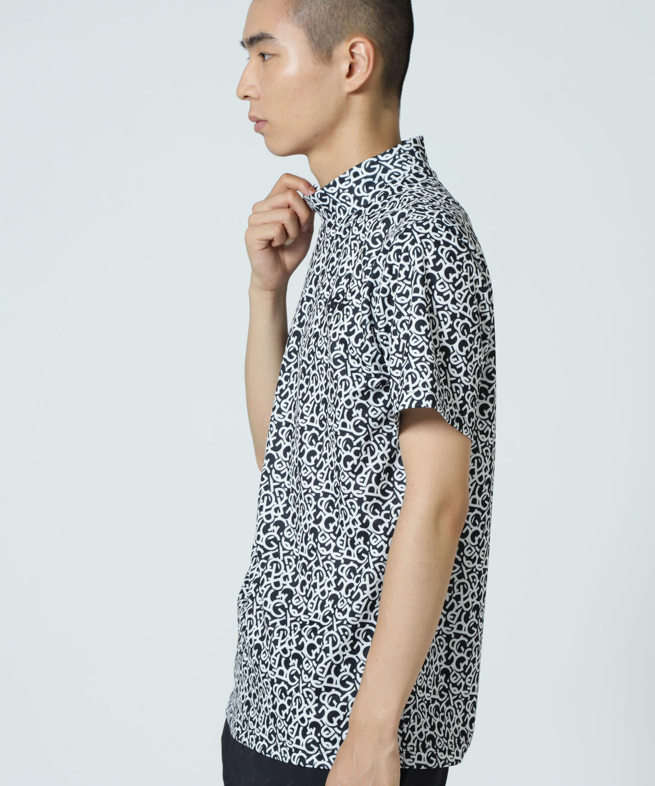 【PGG】【直営店舗&公式オンライン限定】エプシロンダブルメッシュ半袖ハイネックカットソー ＜ロゴ総柄＞ (MENS)