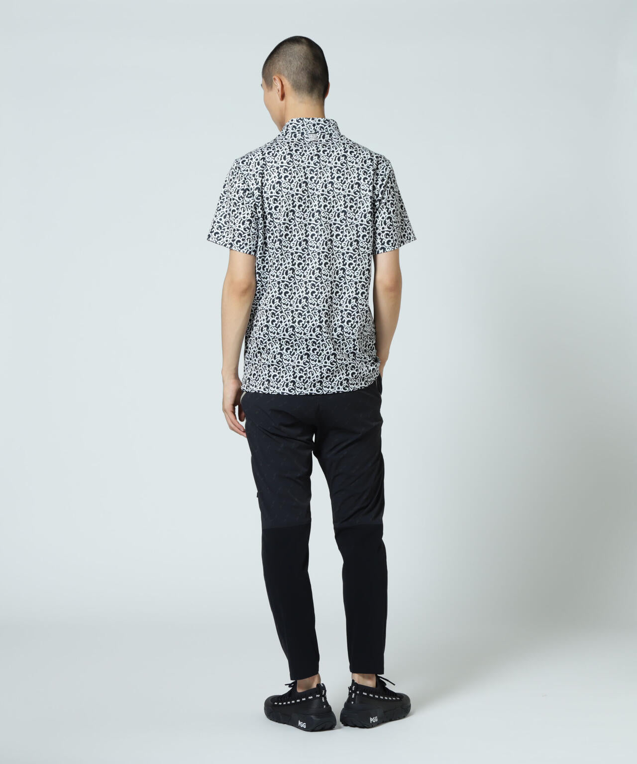 【PGG】【直営店舗&公式オンライン限定】エプシロンダブルメッシュ半袖ハイネックカットソー ＜ロゴ総柄＞ (MENS)