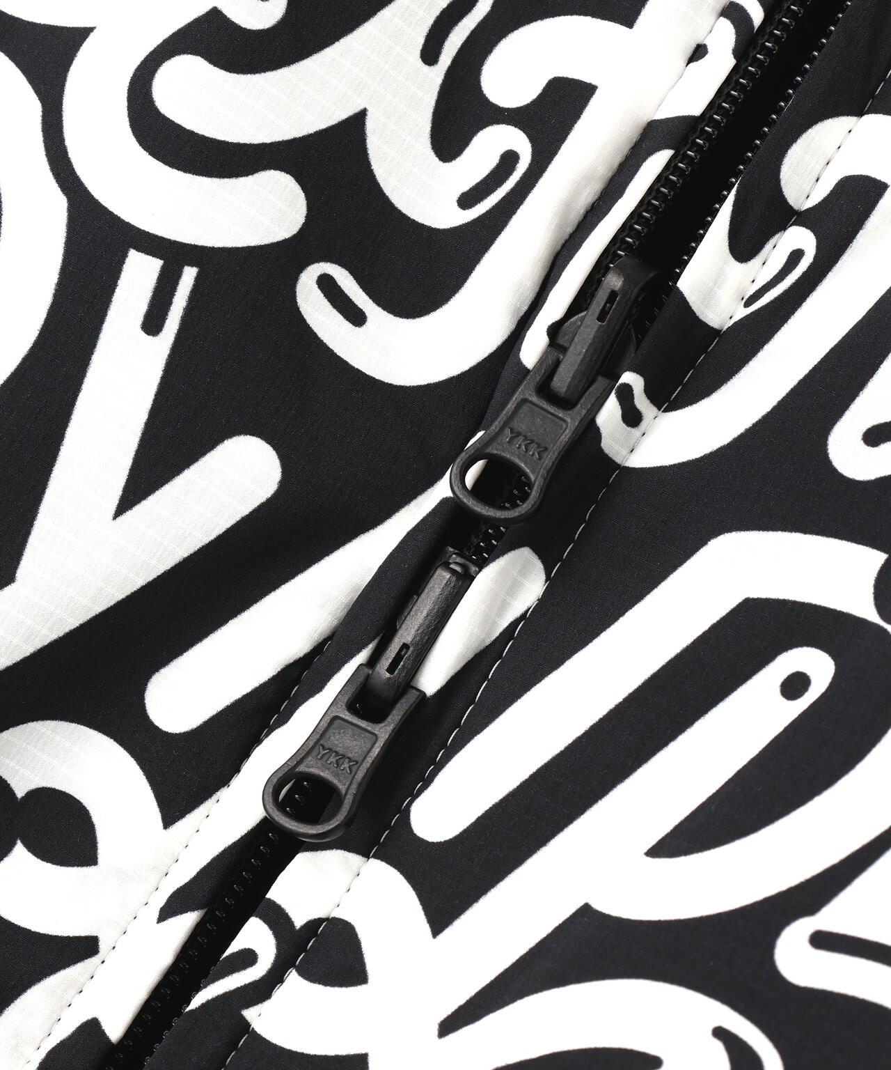 Nyストレッチリップストップ×超KARUISHI中綿リバーシブルスタンドブルゾン ＜ぷにぷにロゴ柄＞