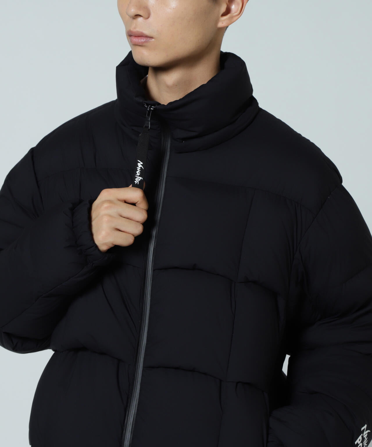 【PGG】【直営店舗&公式オンライン限定】NANGA×PGG Nyメカニカルストレッチダウンフーディブルゾン (MENS)