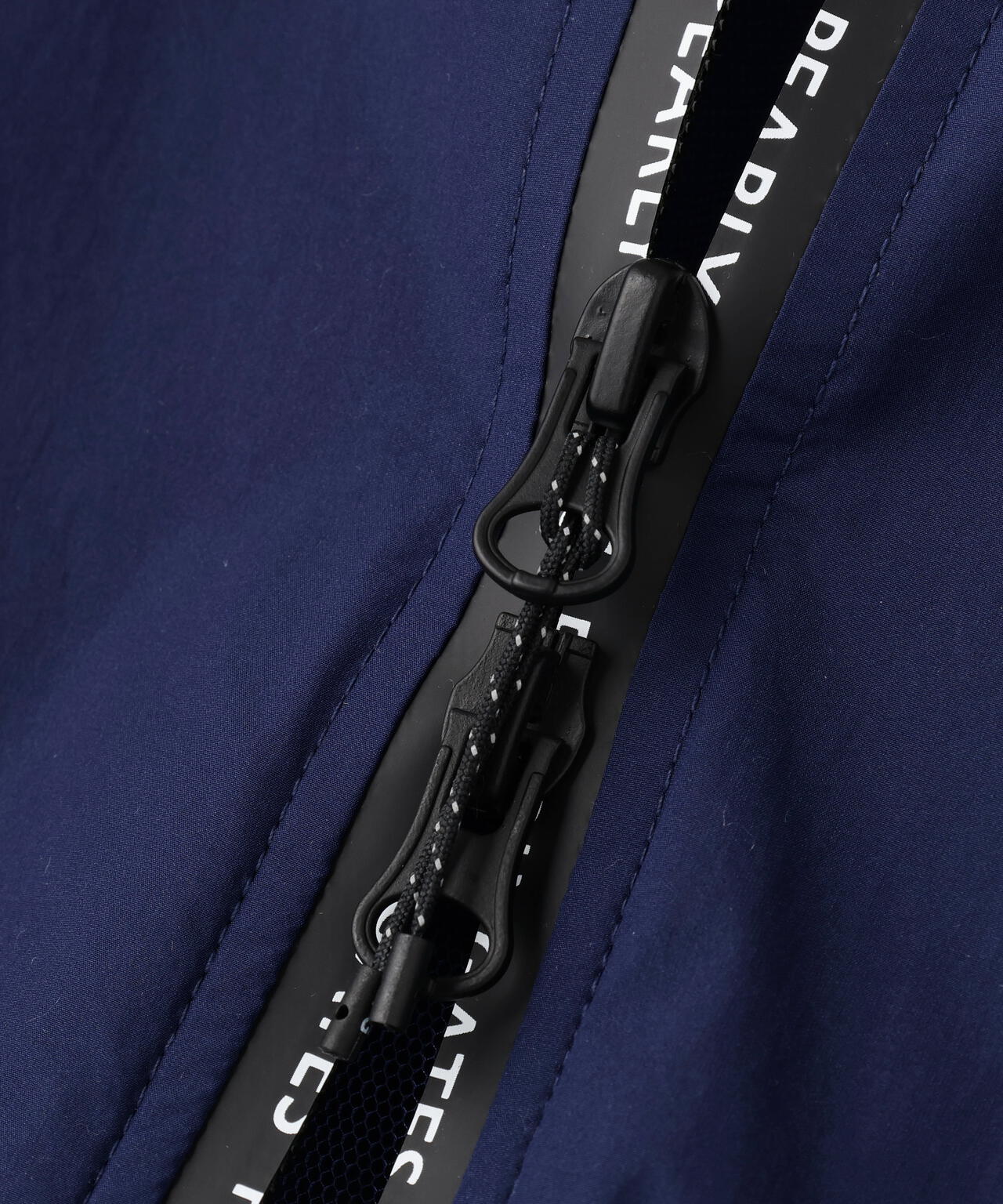 ナイロンストレッチタフタラミネートフーディブルゾン