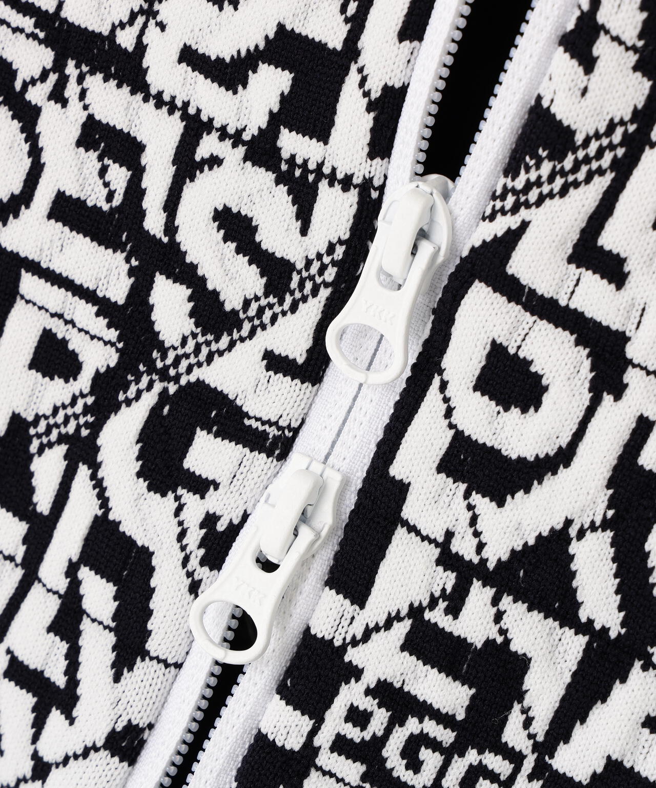 【PGG】【直営店舗&公式オンライン限定】ジャガードポリエステルヤーンmm フルジップニットフーディ ＜ロゴ総柄＞ (MENS)