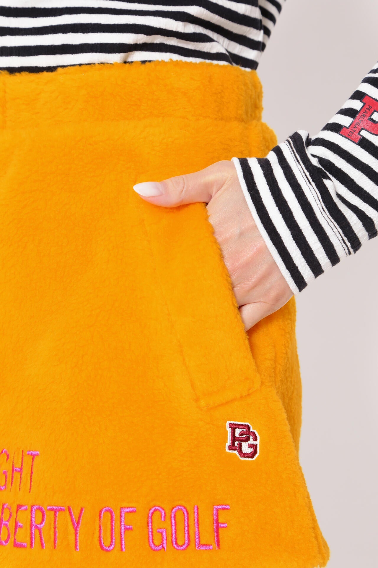 アクリルポリエステルボア フロントジップスカート ＜カレッジロゴ