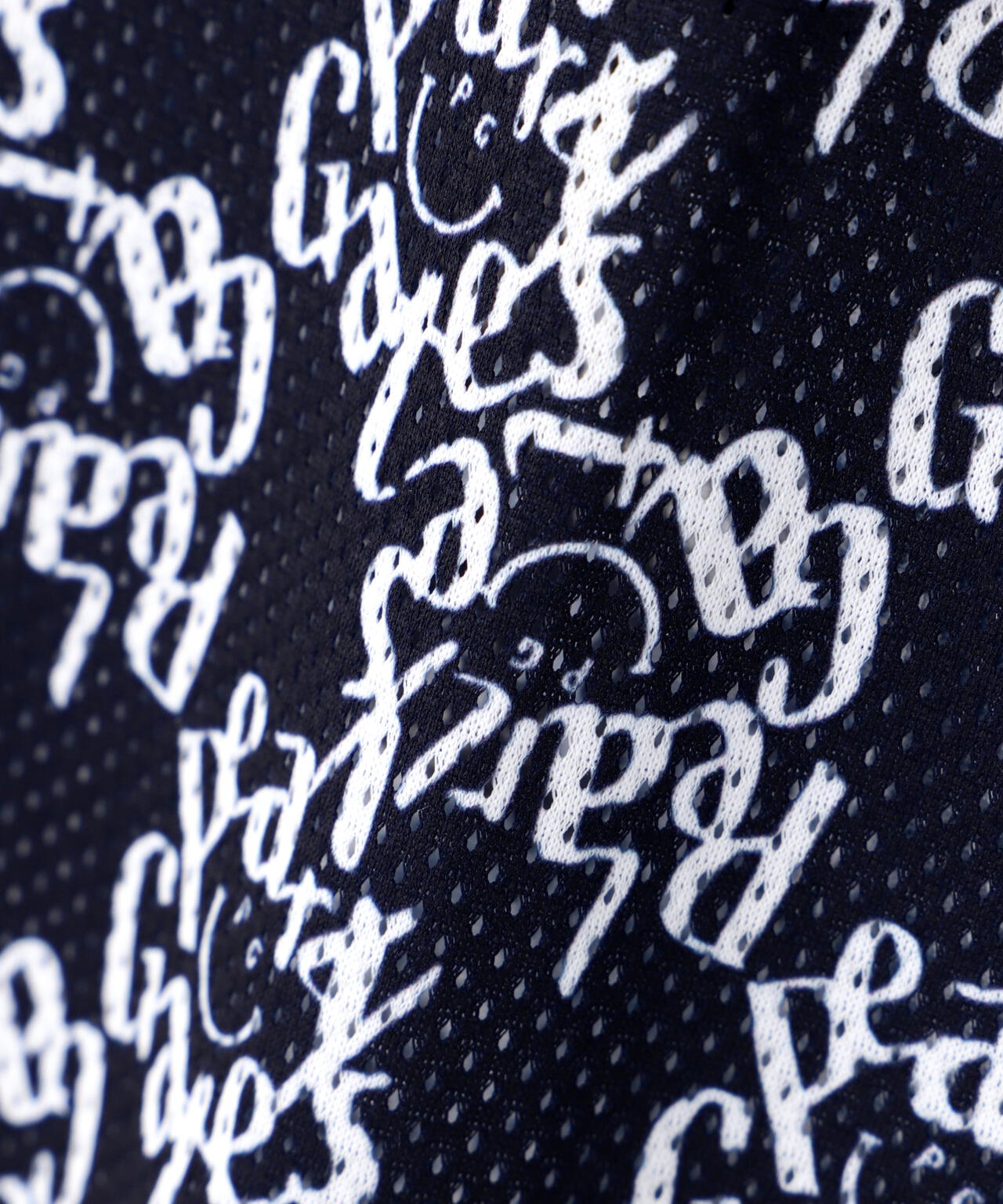 KAZEメッシュ半袖ポロシャツ ＜ロゴ総柄＞