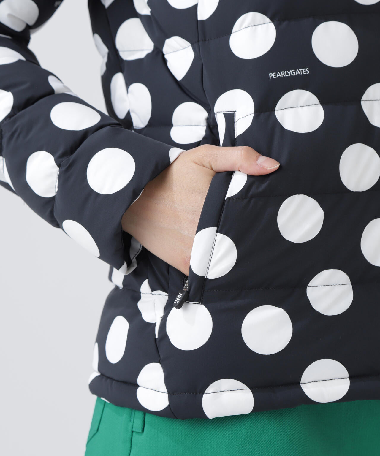 【新品】PEARLY GATES ダウンジャケット 2WAY NYストレッチタフタフーディダウンジャケット ＜ランダムドット