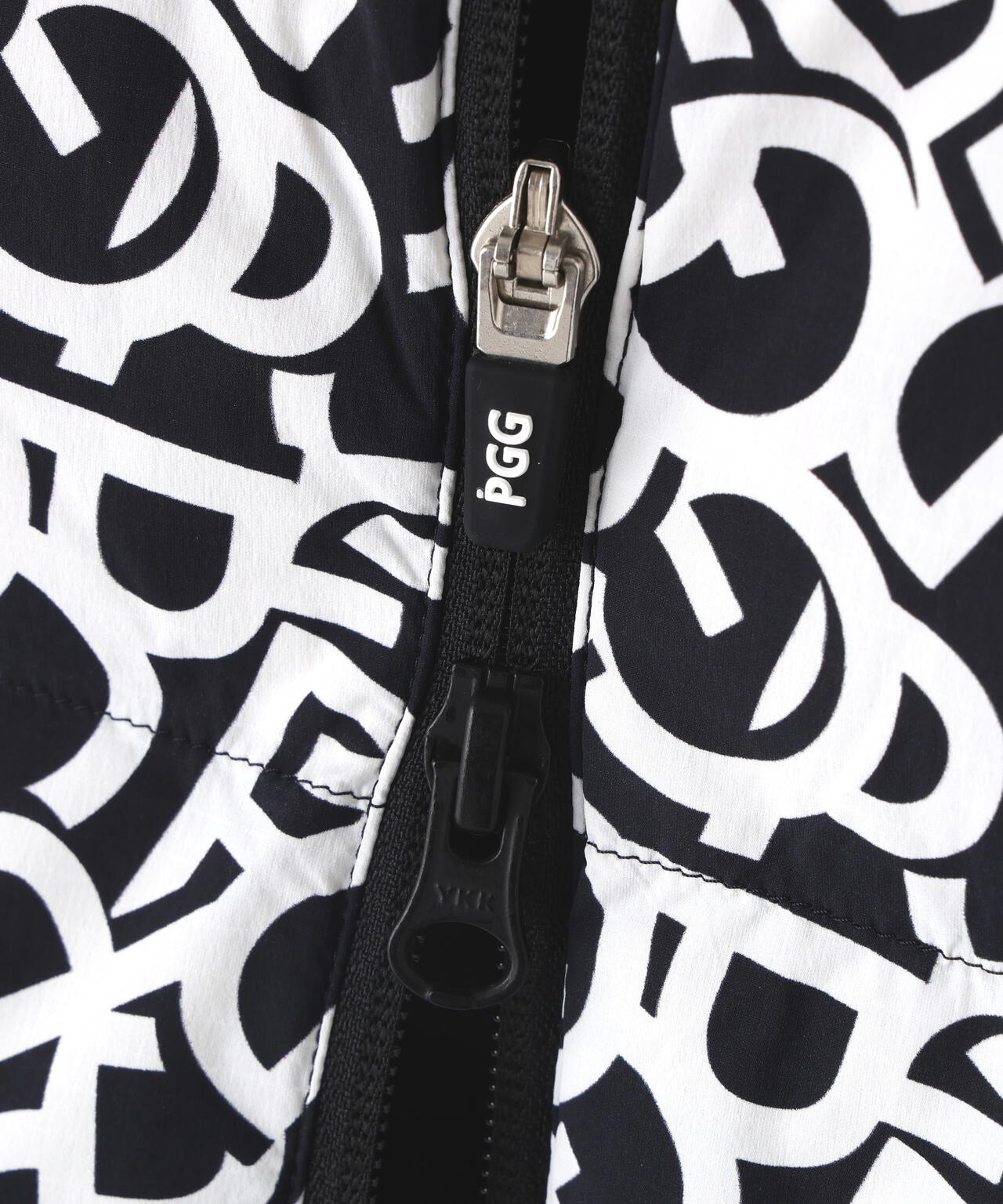 【PGG】【直営店舗&公式オンライン限定】Nyストレッチリップストップフルジップ中綿ベスト ＜ロゴ総柄＞ (LADIES)