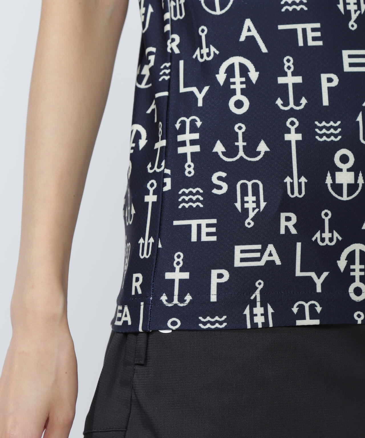 アンカーロゴ柄プリント半袖モックネックカットソー