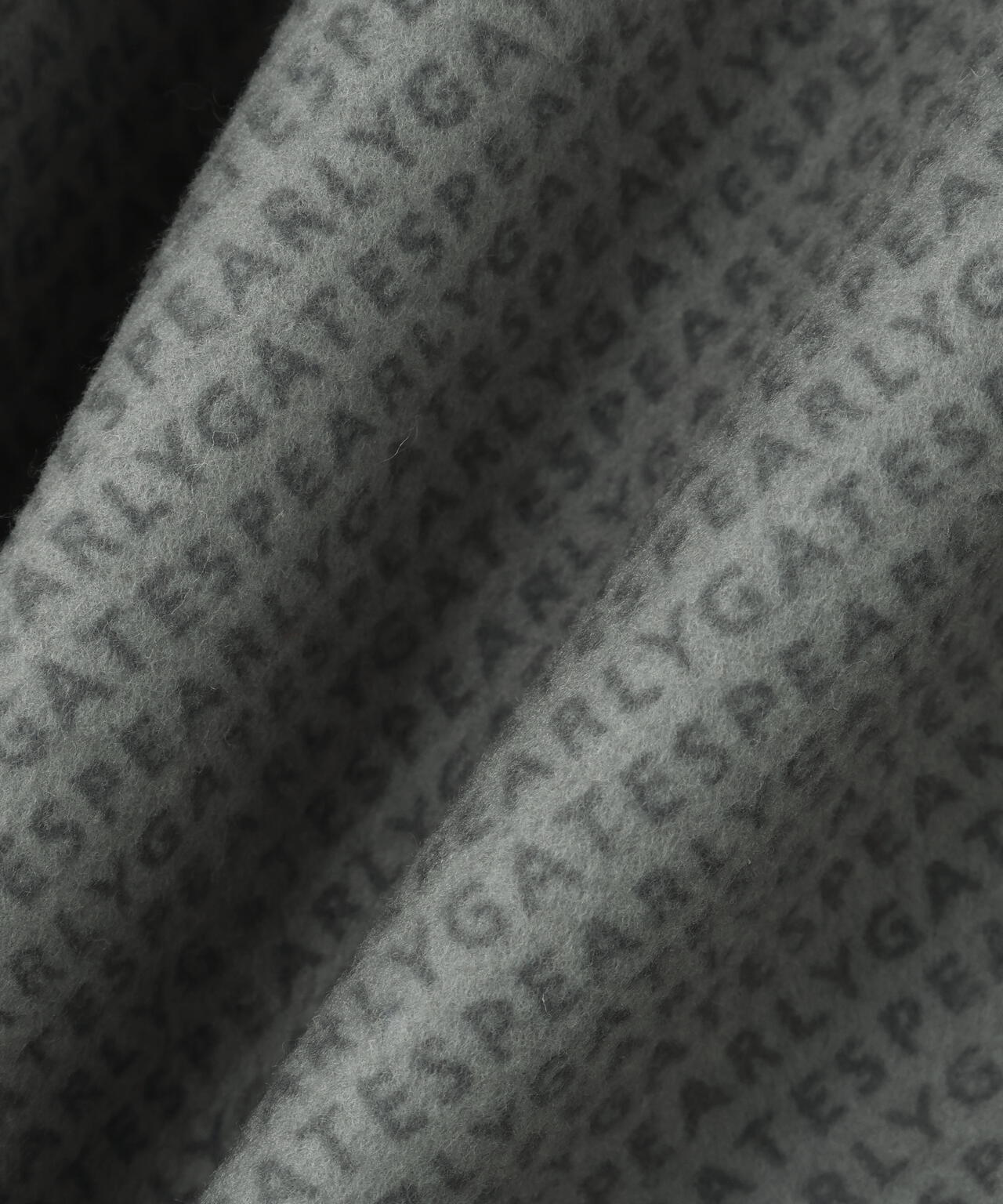 ストレッチフリース半袖フーディプルオーバー ＜ロゴ総柄＞