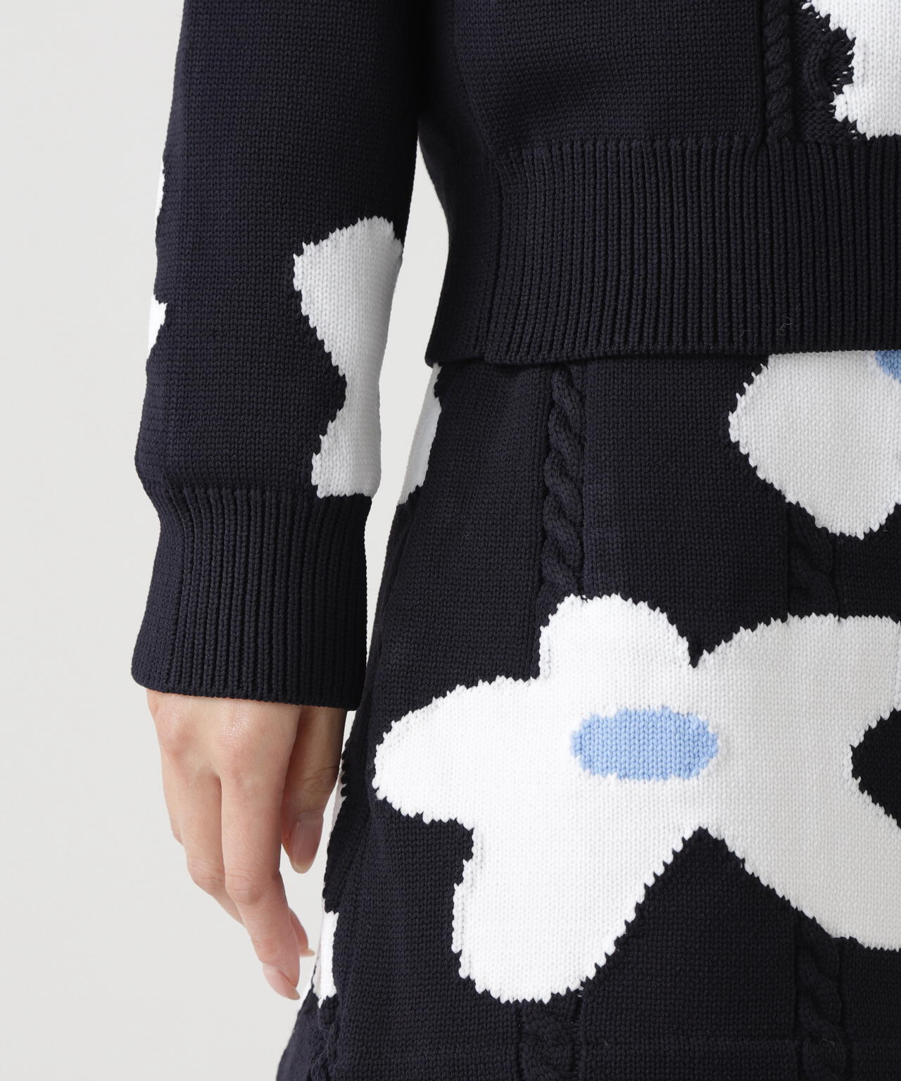 アラン柄×インターシャ クルーネックニットプルオーバー ＜ランダム編みフラワー柄＞