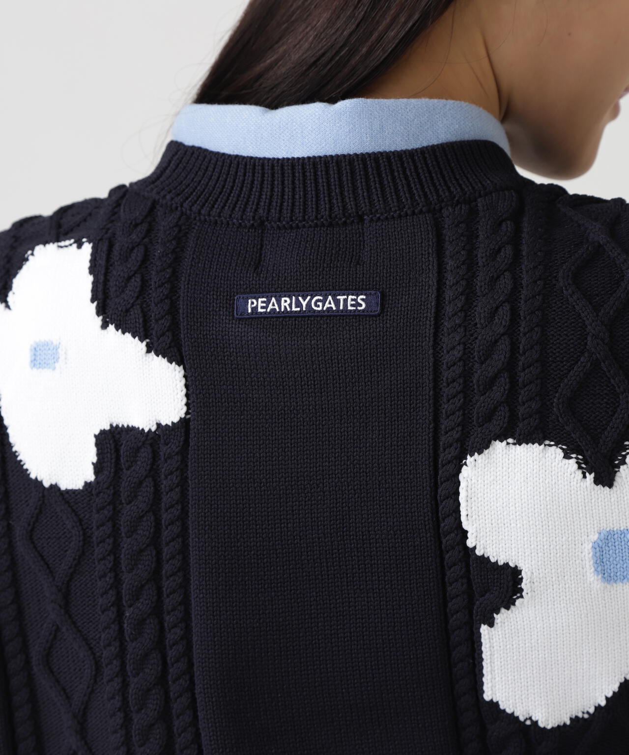 アラン柄×インターシャ クルーネックニットプルオーバー ＜ランダム編みフラワー柄＞