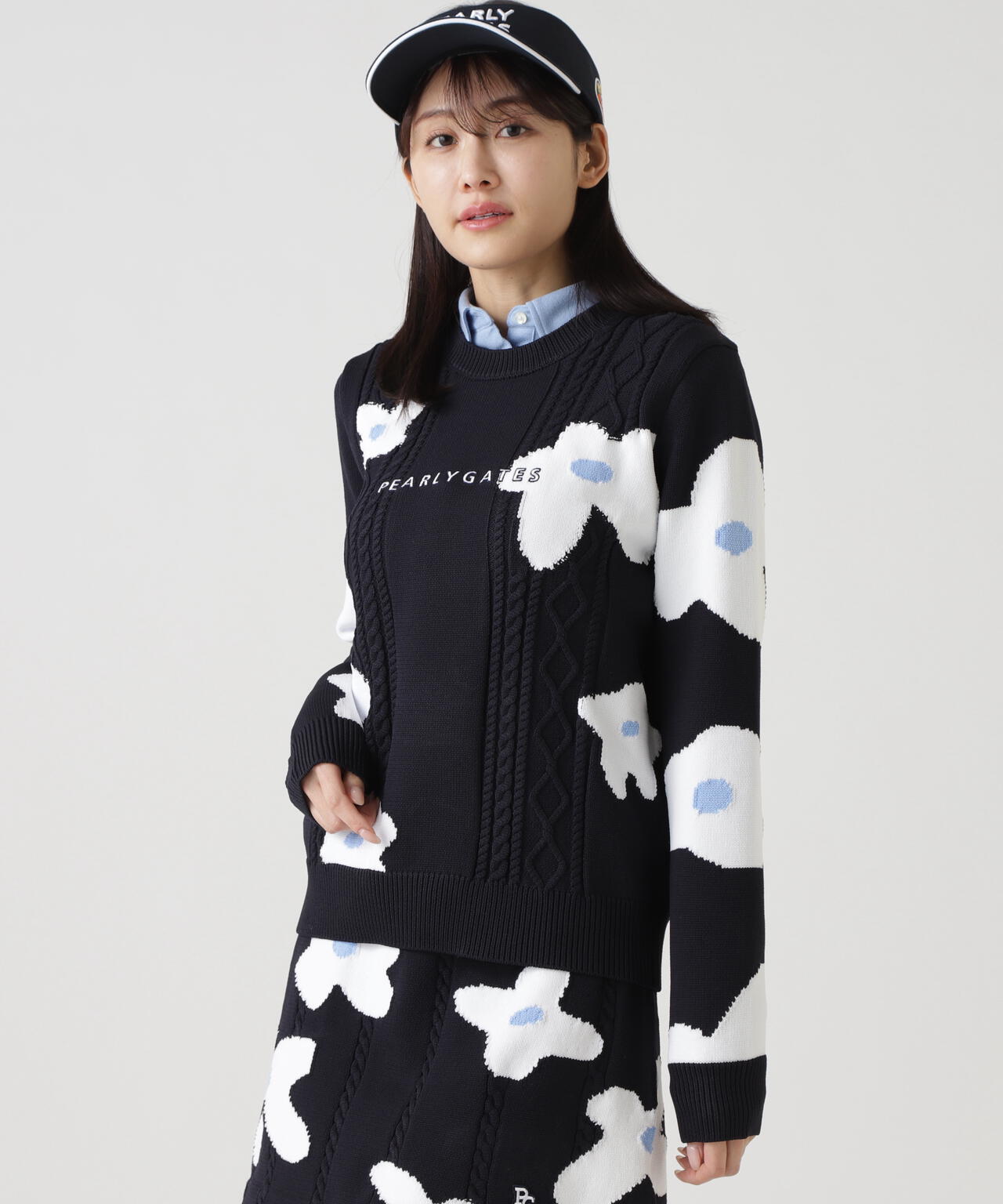 アラン柄×インターシャ クルーネックニットプルオーバー ＜ランダム編みフラワー柄＞