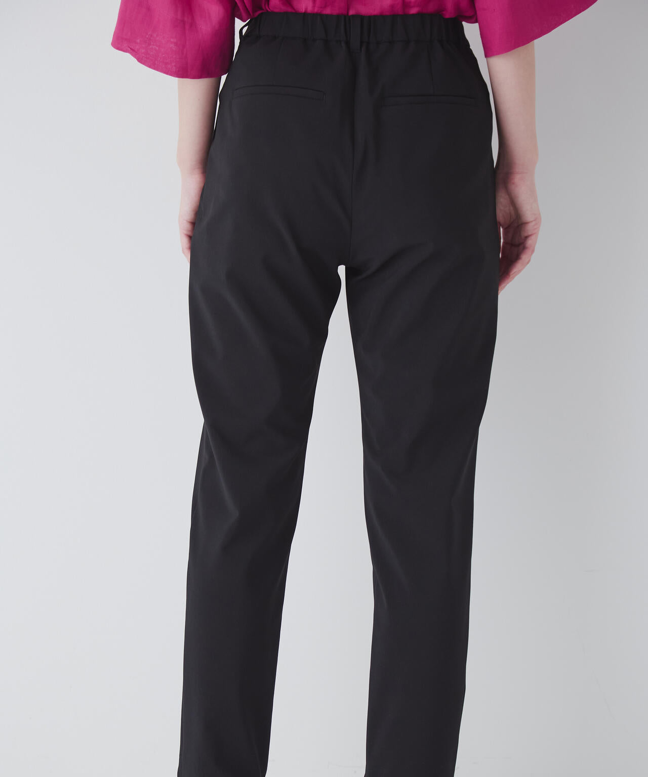 テーパードストレッチパンツ